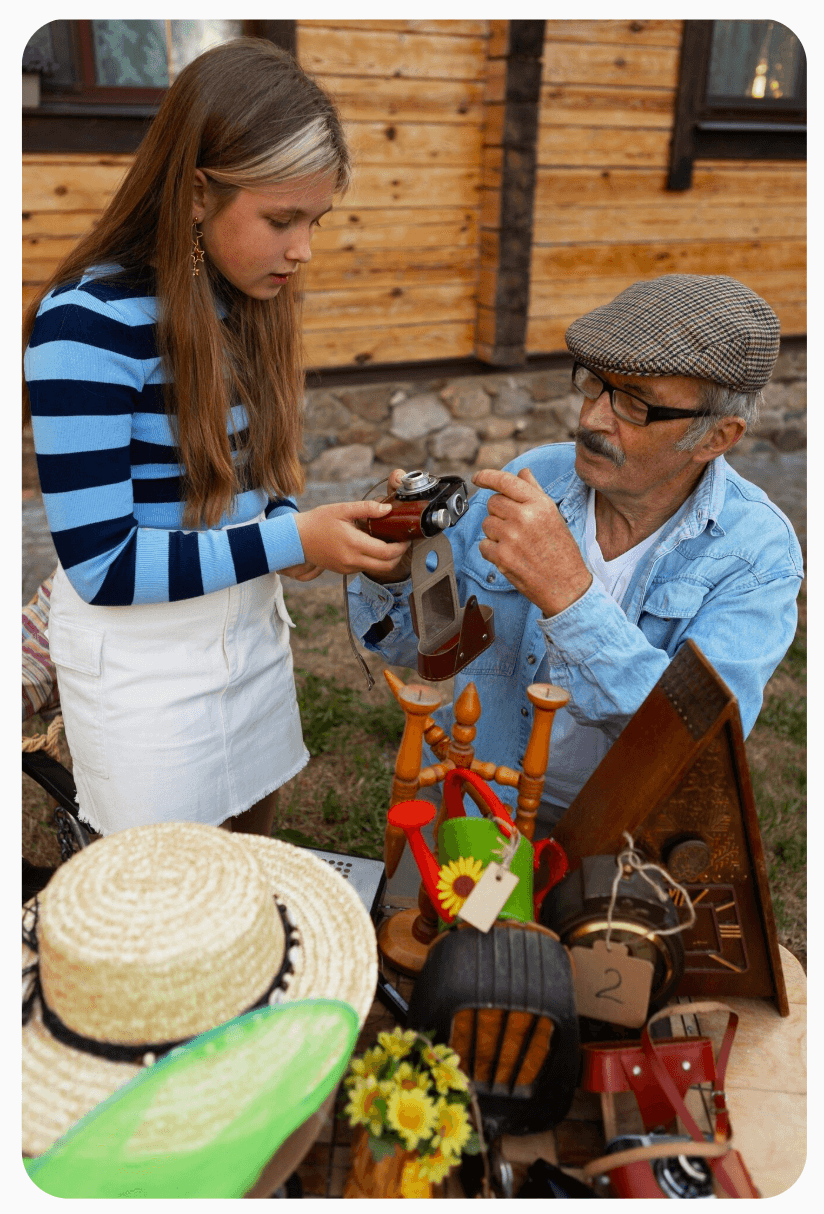 Joven explorando artesanías junto a un vendedor local en un mercado