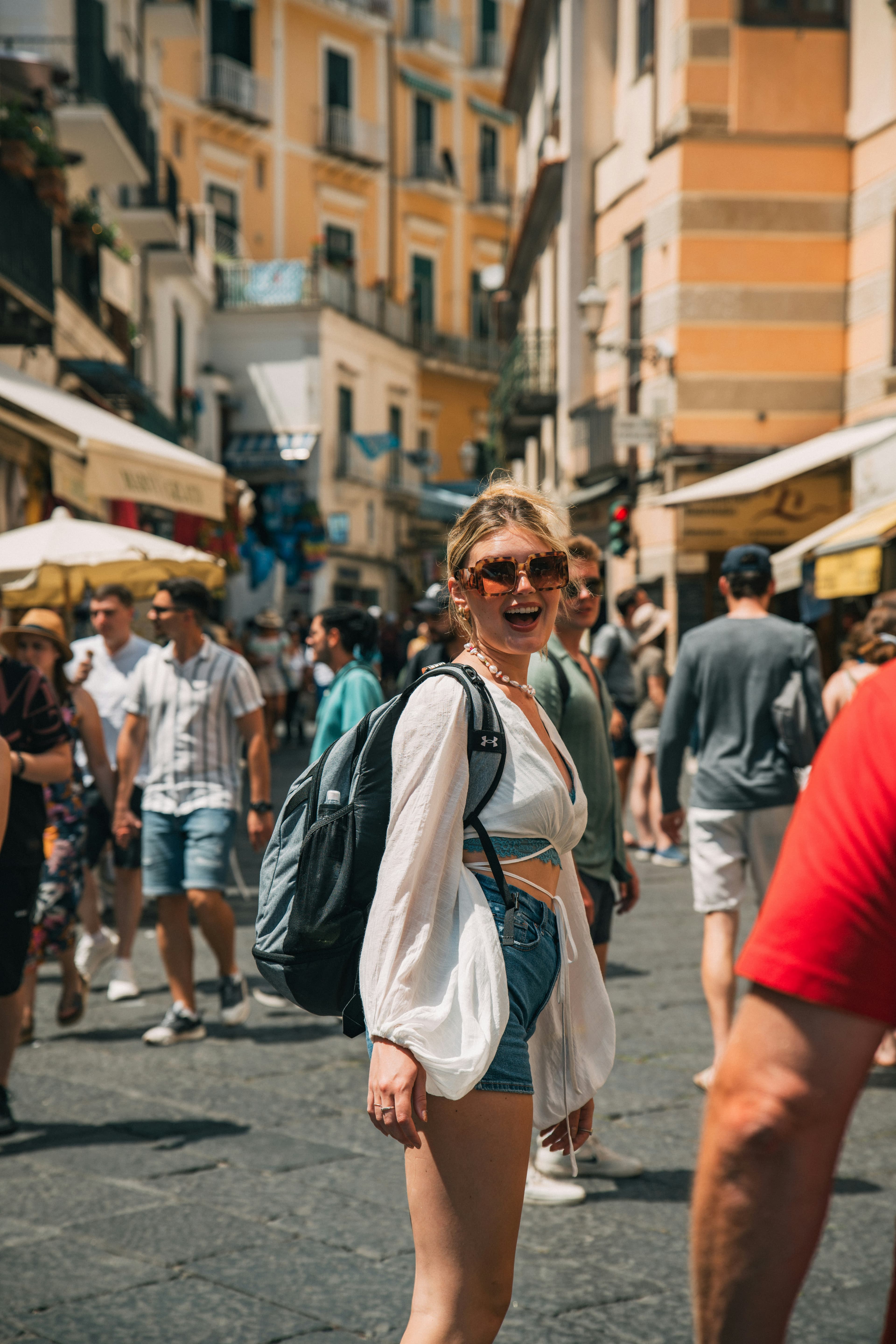 Persona viajando y compartiendo su experiencia en una calle europea